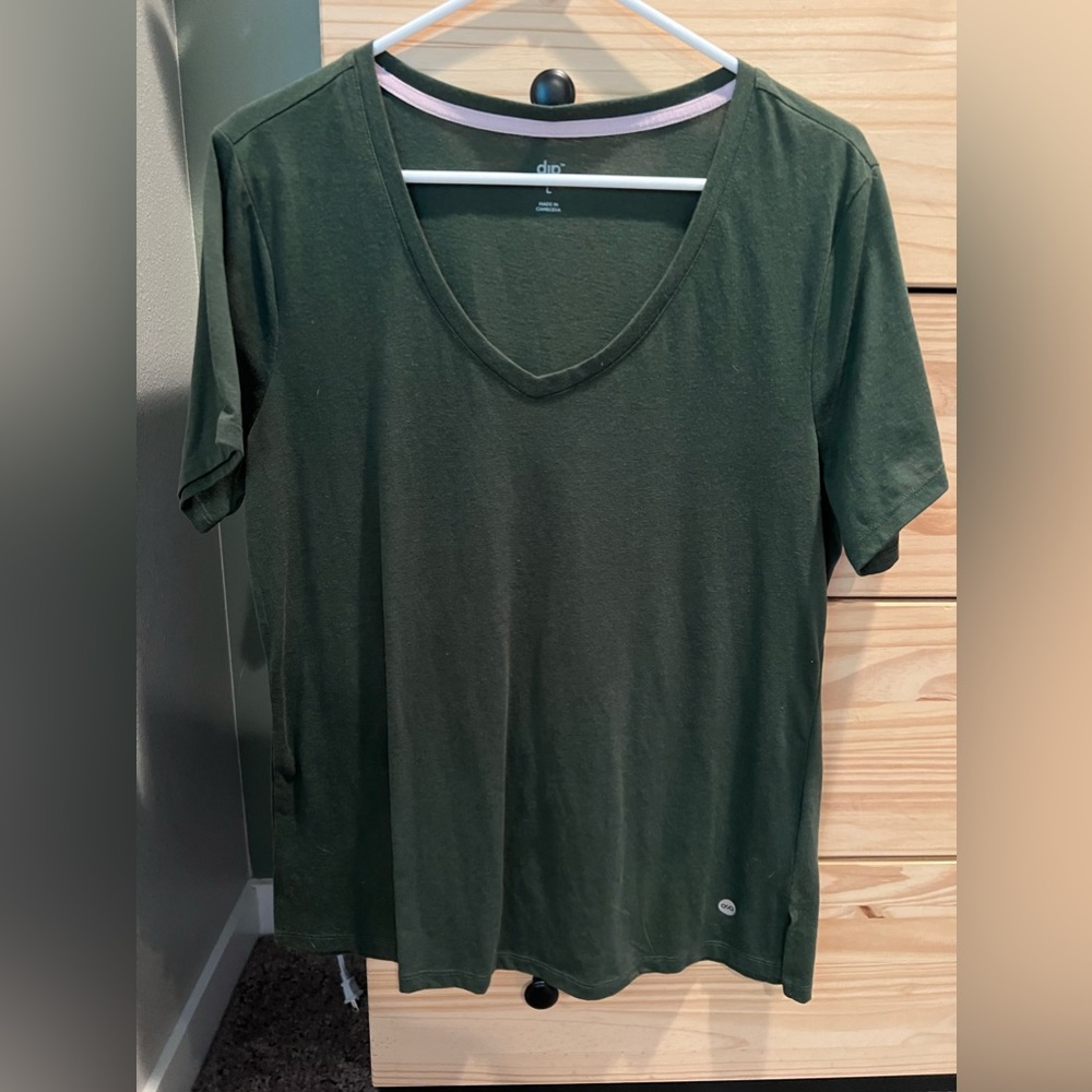 Dip green v-neck tee